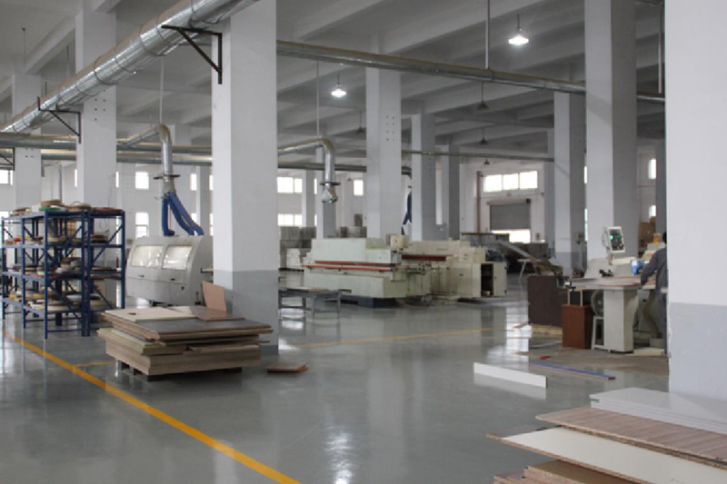 上海辦公家具廠卓越的現(xiàn)代化管理制度，認(rèn)真負(fù)責(zé)的福冠辦公家具全體員工，規(guī)范化流水作業(yè)，保障您的產(chǎn)品質(zhì)量。